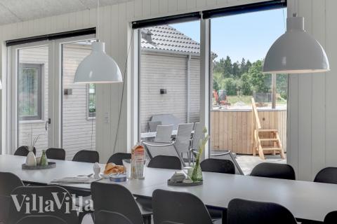 Det er god plass til at 24 personer sitter sammen i feriehusets oppholdsrom under et besøk i luksushus 516 i Vestjylland.