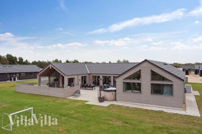 Dette lekre huset med svømmebasseng, nr. 516, med plass til 24 personer, ligger i Vestjylland