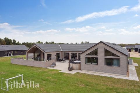 Dette lekre huset med svømmebasseng, nr. 516, med plass til 24 personer, ligger i Vestjylland