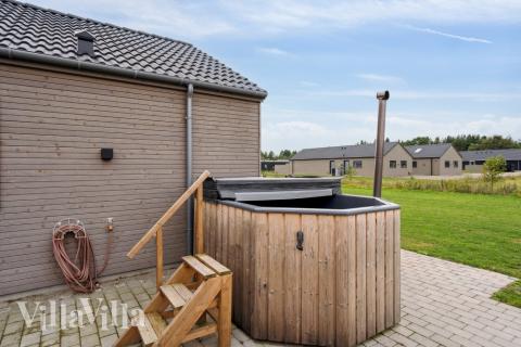 I det attraktive feriehuset nr. 516 i Vestjylland finnes det mengder av utendørsaktiviteter, som leketårn og huskestativ.