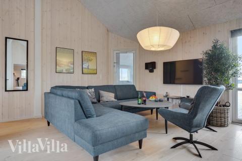 Sofaen i luksushus nr. 526 i Sydjylland er perfekt for å hygge seg med et brettspill eller se en film sammen.
