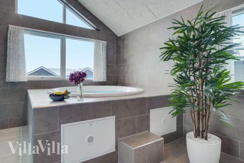 Nyt varmen i boblebadet i luksushus nr. 526 i Sydjylland