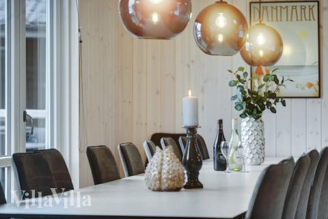 Det er plass til 20 personer i det store lyse oppholdsrommet i luksushus nr. 526.