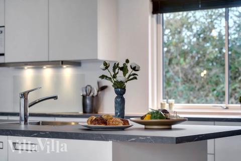 Kjøkkenet i luksushus nr. 526 er godt innrettet.