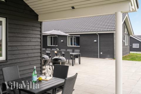 På terrassen i feriehus nr. 526 er det plass til 20 personer.