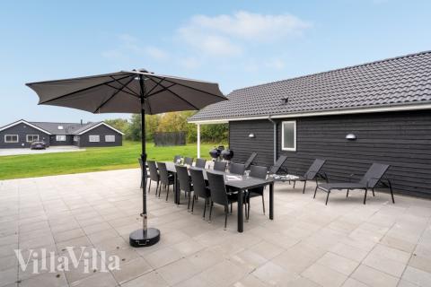 Nyt en grillkveld på terrassen i luksushus nr. 526 i Sydjylland