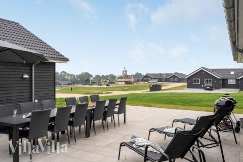 Luksushus nr. 526 har en deilig terrasse med gode hagemøbler til 20 personer.