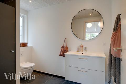 Det finnes bad med dusj i luksushus nr. 518 til 14 personer.