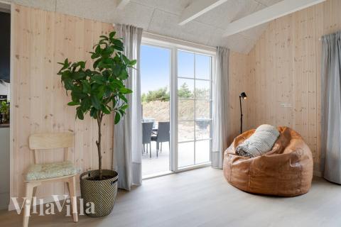 Det er plass til 14 personer i det store lyse oppholdsrommet i luksushus nr. 518.