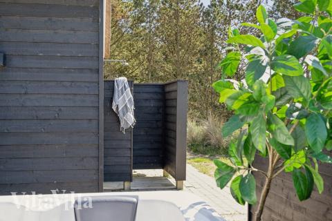 På terrassen i feriehus nr. 518 er det plass til 14 personer.