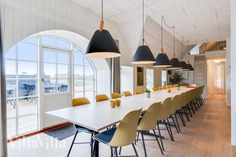 Det er plass til 28 personer i det store lyse oppholdsrommet i luksushus nr. 528.