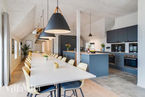 Det er god plass til at 28 personer sitter sammen i feriehusets oppholdsrom under et besøk i luksushus 528 i Vestjylland.