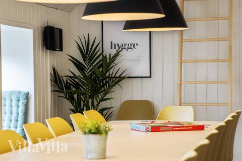 Oppholdsrom med plass til 28 i luksushus nr. 528.