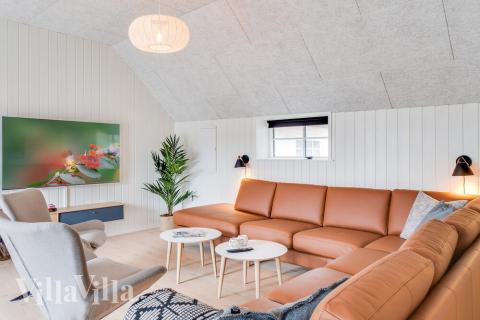 Det er god plass til hygge i feriehusets sofagruppe under oppholdet i luksushus nr. 528