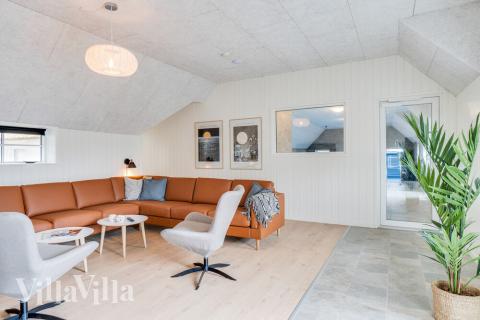 Sofaen i luksushus nr. 528 i Vestjylland er perfekt for å hygge seg med et brettspill eller se en film sammen.