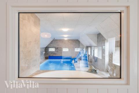 Feriehus 528 har et flott basseng med sklie, et stort innebygd boblebad og en badstue