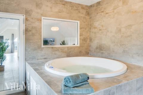 Nyt varmen i boblebadet i luksushus nr. 528 i Vestjylland