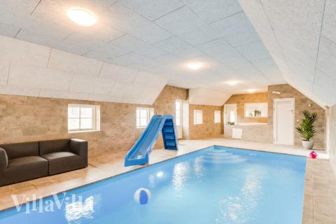 Det flotte bassenget i luksushus nr. 528 til 28 personer