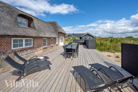 Nyt en grillkveld på terrassen i luksushus nr. 528 i Vestjylland