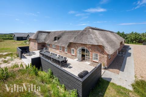Dette lekre huset med svømmebasseng, nr. 528, med plass til 28 personer, ligger i Vestjylland