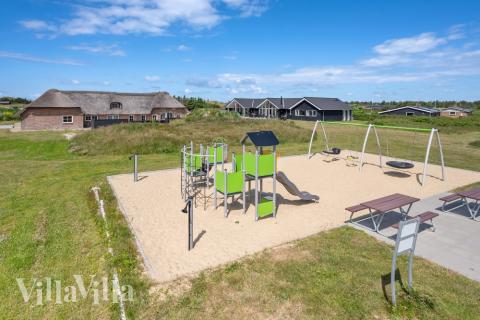 I det attraktive feriehuset nr. 528 i Vestjylland finnes det mengder av utendørsaktiviteter, som leketårn og huskestativ.