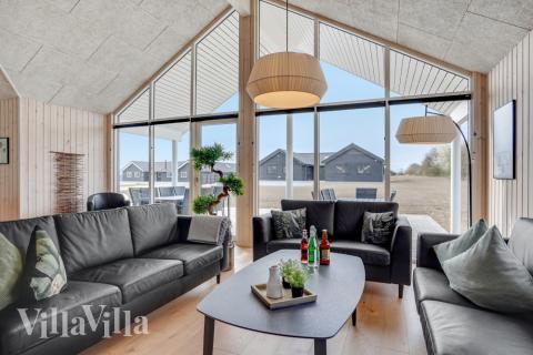 Det er god plass til hygge i feriehusets sofagruppe under oppholdet i luksushus nr. 488