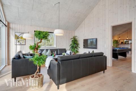 Sofaen i luksushus nr. 488 i Sydjylland er perfekt for å hygge seg med et brettspill eller se en film sammen.