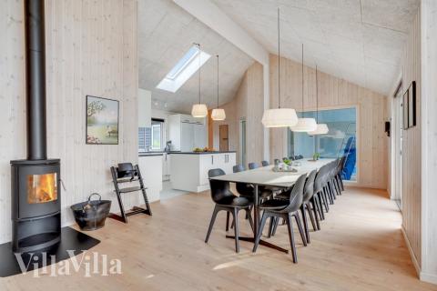 Det er god plass til at 18 personer sitter sammen i feriehusets oppholdsrom under et besøk i luksushus 488 i Sydjylland.