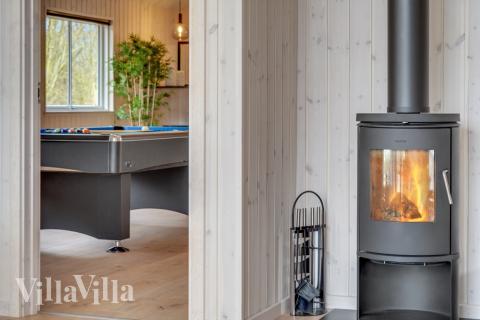 Det er plass til 18 personer i det store lyse oppholdsrommet i luksushus nr. 488.