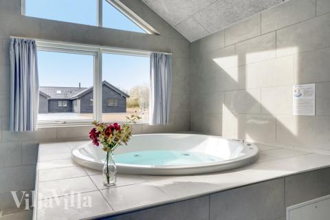 Nyt varmen i boblebadet i luksushus nr. 488 i Sydjylland