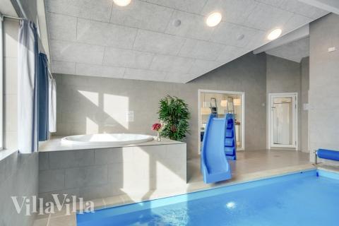 Feriehus 488 har et flott basseng med sklie, et stort innebygd boblebad og en badstue