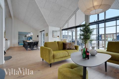 Sofaen i luksushus nr. 520 i Sydjylland er perfekt for å hygge seg med et brettspill eller se en film sammen.