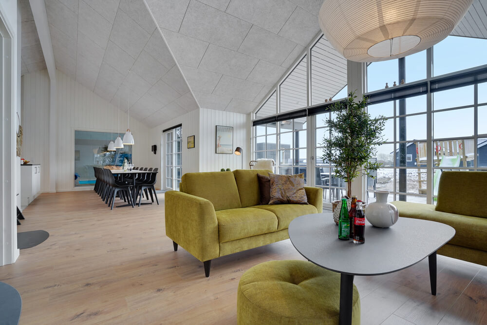 Sofaen i luksushus nr. 520 i Sydjylland er perfekt for å hygge seg med et brettspill eller se en film sammen.
