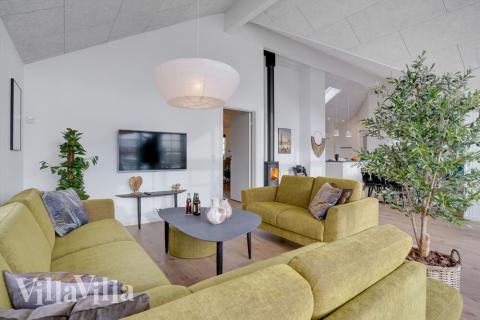 Det er god plass til hygge i feriehusets sofagruppe under oppholdet i luksushus nr. 520