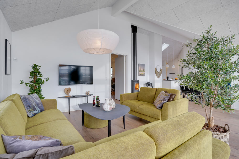 Det er god plass til hygge i feriehusets sofagruppe under oppholdet i luksushus nr. 520