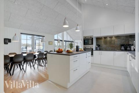 Kjøkkenet i luksushus nr. 520 er fullt utstyrt så dere lett kan lage mat til 18 personer.