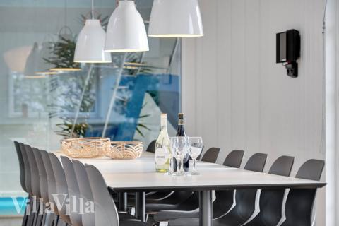 Det er plass til 18 personer i det store lyse oppholdsrommet i luksushus nr. 520.