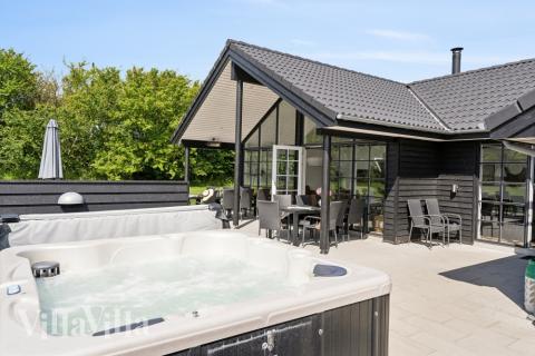 Nyt varmen i boblebadet i luksushus nr. 520 i Sydjylland