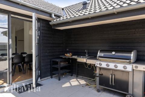Nyt en grillkveld på terrassen i luksushus nr. 520 i Sydjylland