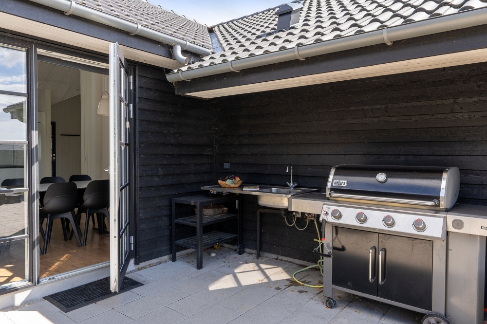 Nyt en grillkveld på terrassen i luksushus nr. 520 i Sydjylland