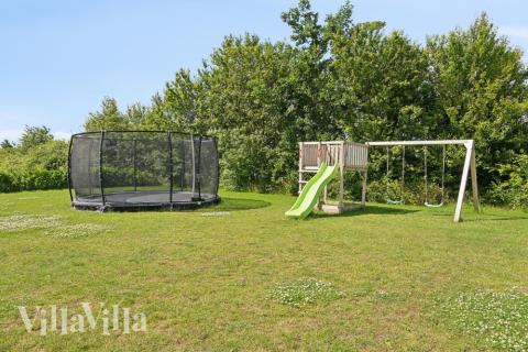 I det attraktive feriehuset nr. 520 i Sydjylland finnes det mengder av utendørsaktiviteter, som leketårn og huskestativ.