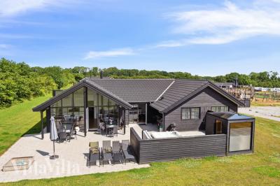 Dette lekre huset med svømmebasseng, nr. 520, med plass til 18 personer, ligger i Sydjylland