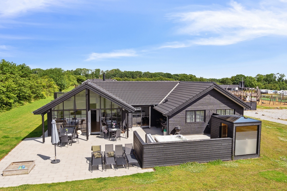 Dette lekre huset med svømmebasseng, nr. 520, med plass til 18 personer, ligger i Sydjylland