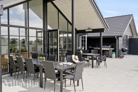 På terrassen i feriehus nr. 520 er det plass til 18 personer.