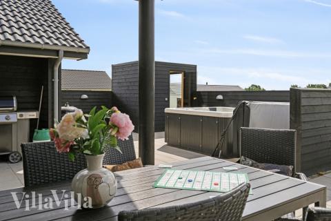Luksushus nr. 520 har en deilig terrasse med gode hagemøbler til 18 personer.