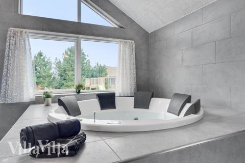 Nyt varmen i boblebadet i luksushus nr. 532 i Lolland/Falster/Møn