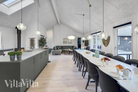 Det er god plass til at 20 personer sitter sammen i feriehusets oppholdsrom under et besøk i luksushus 532 i Lolland/Falster/Møn.