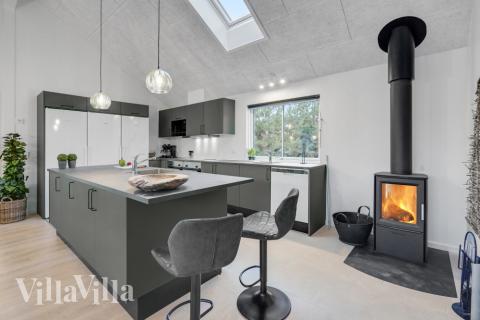 Sofaen i luksushus nr. 532 i Lolland/Falster/Møn er perfekt for å hygge seg med et brettspill eller se en film sammen.