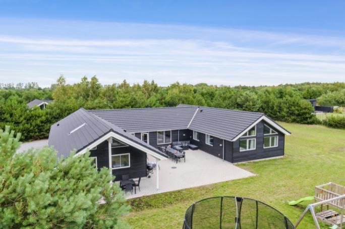 Dette lekre huset med svømmebasseng, nr. 532, med plass til 20 personer, ligger i Lolland/Falster/Møn