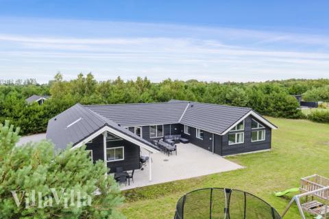 Dette lekre huset med svømmebasseng, nr. 532, med plass til 20 personer, ligger i Lolland/Falster/Møn